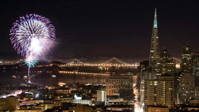 旧金山海岸上方绚丽绽放的烟花