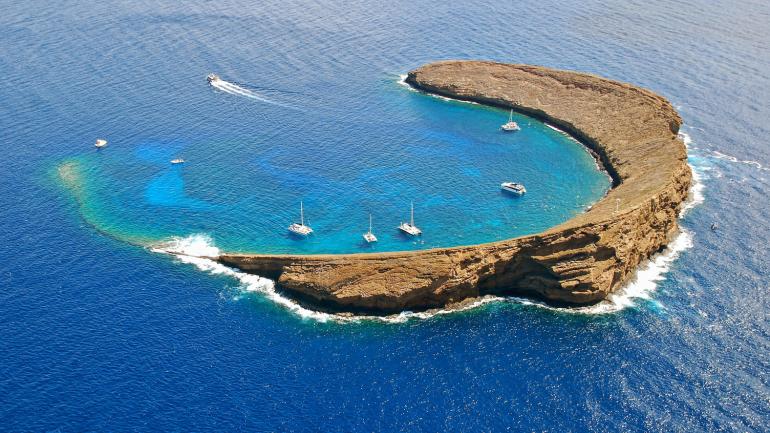 由火山喷发形成、呈现新月形的摩洛基尼岛