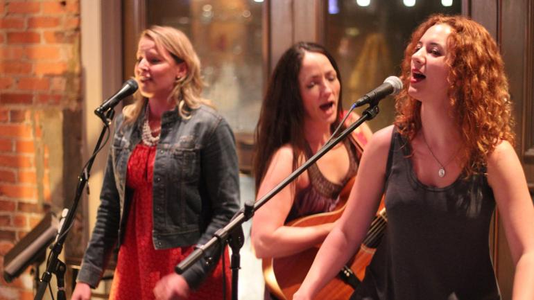 蒙哥马利小巷酒吧的歌手