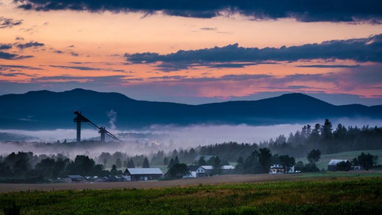 纽约普莱西德湖附近美丽的阿迪朗达克山脉