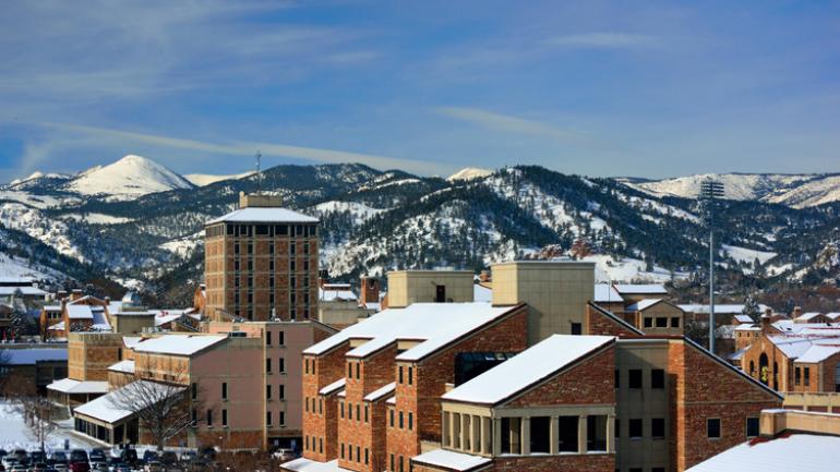 科罗拉多大学与不远处落基山脉的冬日雪景