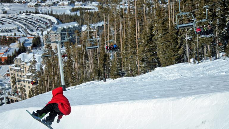 前往博兹曼西南部，寻找雄伟龙恩峰的所在地——大天空度假村