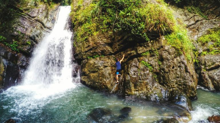 在云盖国家森林瀑布附近的区域攀登