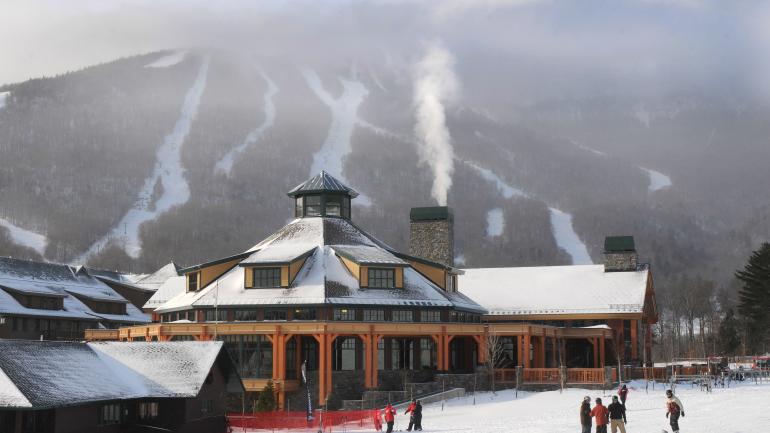 佛蒙特州乡间滑雪度假村酒店的冬日景象 佛蒙特州乡间滑雪度假村酒店的冬日景象