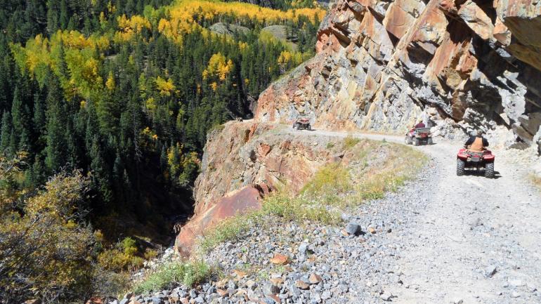 湖城周边小径上的 ATV 探险