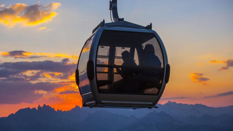 金色夕阳下的夏日缆车之旅