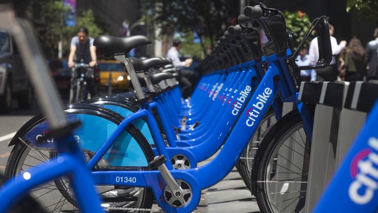 Citi Bike 自行车排成一排,可随时开启冒险之旅 Citi Bike 自行车排成一排,可随时开启冒险之旅