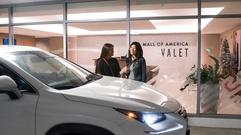 以时尚气派的方式抵达美国商城的几个代客泊车区之一