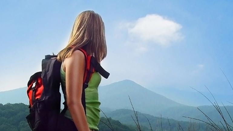 在大烟山国家公园一处风景优美的步道上驻足观望 在大烟山国家公园一处风景优美的步道上驻足观望
