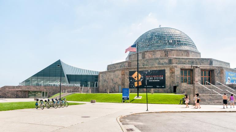 阿德勒天文馆，一座致力于研究天文学和天体物理学的公共博物馆