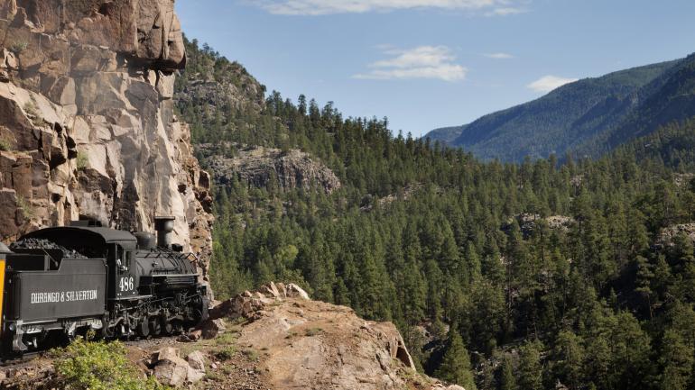 杜兰戈西弗敦窄轨铁路上崎岖而美丽的山峦景观