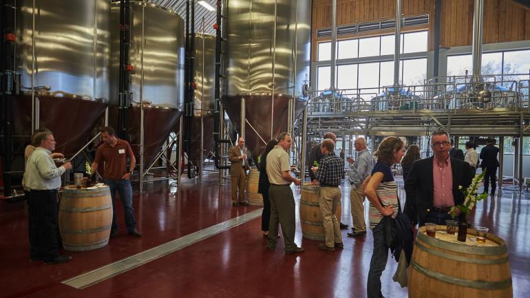 在纽约州中部的 Empire Farm Brewery 酿酒厂品尝啤酒 在纽约州中部的 Empire Farm Brewery 酿酒厂品尝啤酒