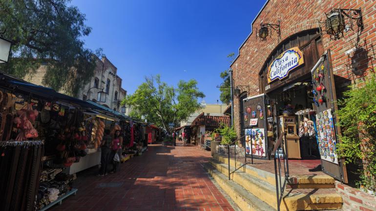 漫步穿过洛杉矶历史悠久的奥维拉街区