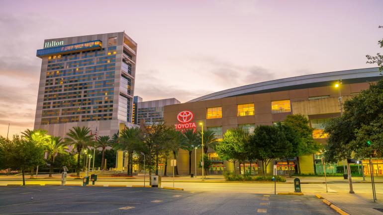 在丰田中心球馆观看一场激动人心的休斯敦火箭队比赛