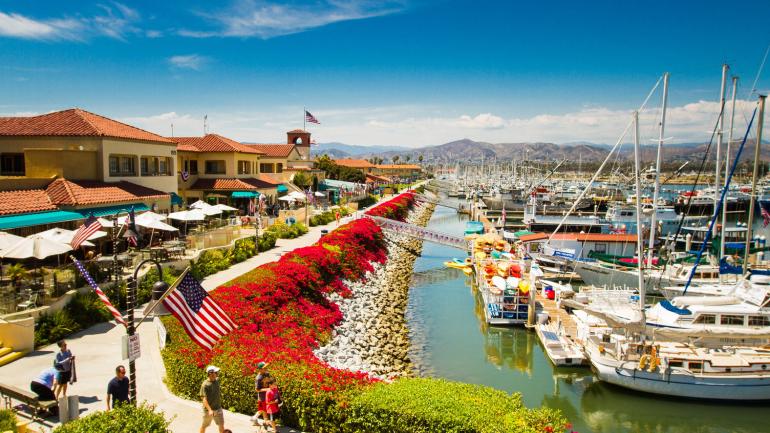 午后的阳光照射在文图拉港村的码头上 午后的阳光照射在文图拉港村的码头上