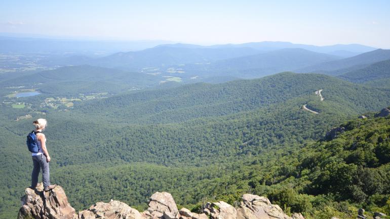 徒步旅行者沿阿巴拉契亚小道俯瞰弗吉尼亚州仙纳度国家公园天际线公路