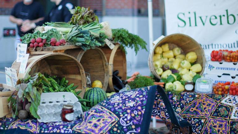 波士顿 SoWa Open Market 市场内的一个蔬菜摊位 波士顿 SoWa Open Market 市场内的一个蔬菜摊位