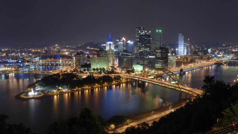 夜幕下灯火通明的匹兹堡天际线 夜幕下灯火通明的匹兹堡天际线