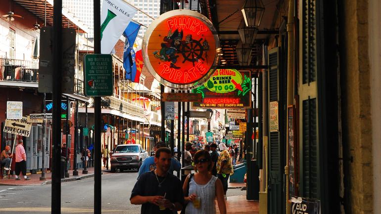 一对情侣经过法国区的 Fritzel's European Jazz Pub 爵士乐酒吧 一对情侣经过法国区的 Fritzel's European Jazz Pub 爵士乐酒吧