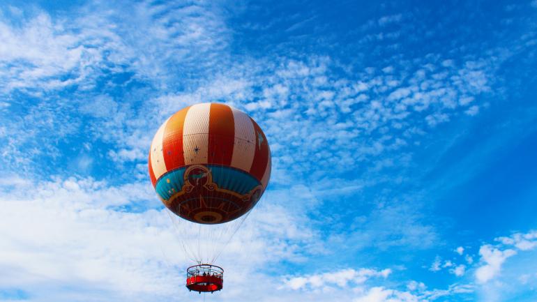 参加惊险刺激的热气球之旅，徜徉于蓝天的怀抱