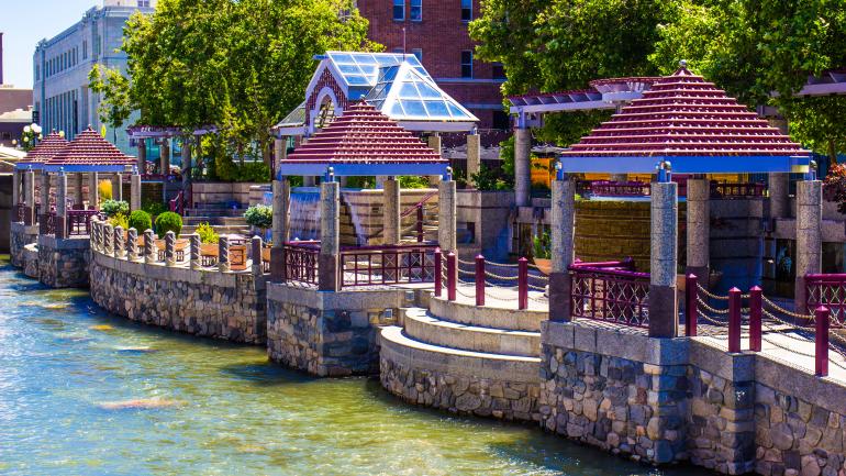 里诺市中心的 Riverwalk 区 里诺市中心的 Riverwalk 区