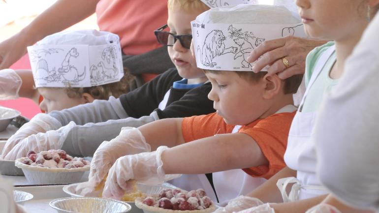 孩子们在国家樱桃节上亲自动手做樱桃派