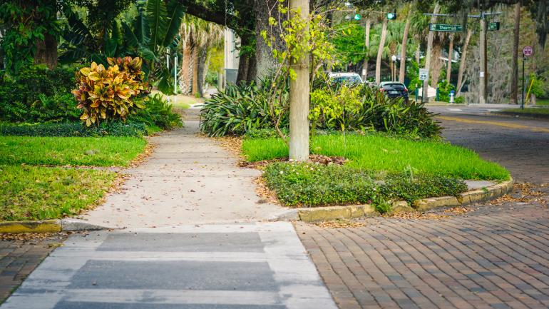 一条穿过风景优美的桑顿公园区的人行道