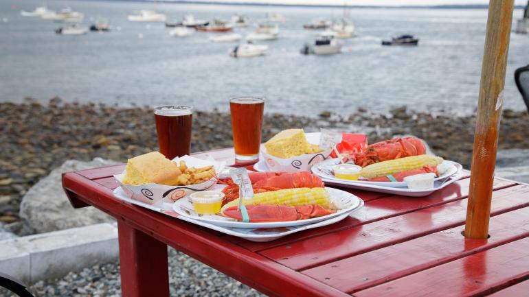缅因州波特兰一家龙虾店制作的双人龙虾宴