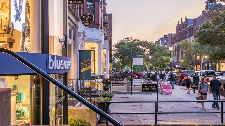 纽伯里街上的一排精品店和餐厅