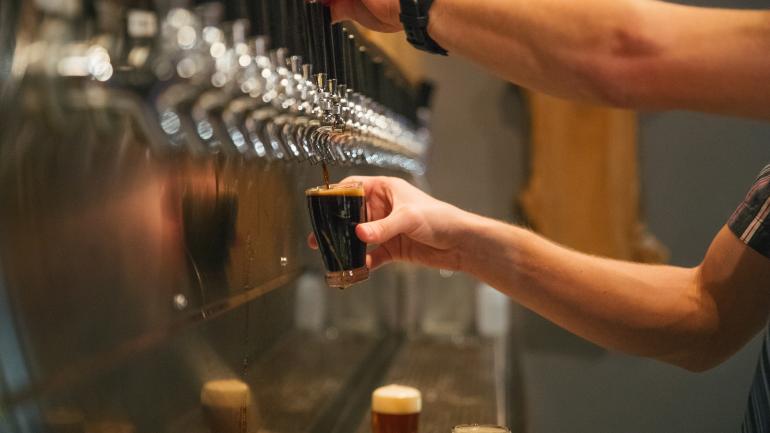 在 Motor City Brewing Works 啤酒厂坐下来品尝美味的啤酒 在 Motor City Brewing Works 啤酒厂坐下来品尝美味的啤酒