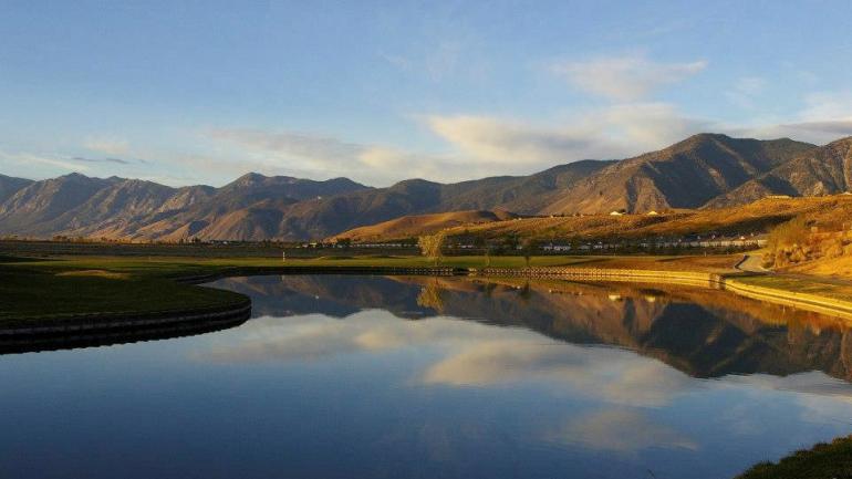 卡森谷高尔夫球场采用苏格兰风格的场地布局，设有 9 处水坑障碍区