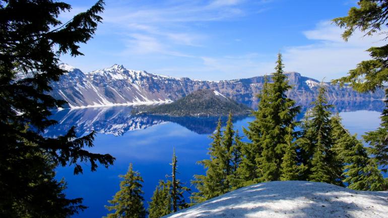 在火山口湖国家公园欣赏巫师岛的美景