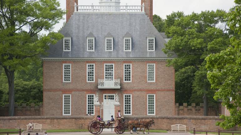 一辆马车停在弗吉尼亚威廉斯堡州长宅邸的前门