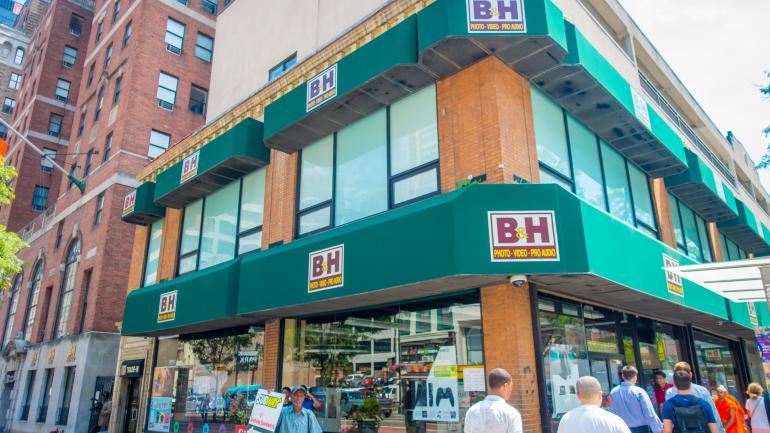 B&H 门店外路过的人们