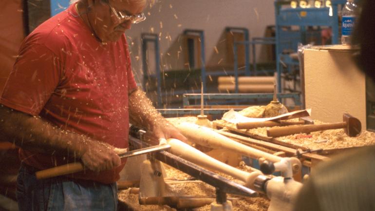 在路易斯维尔棒球博物馆及工厂(Louisville Slugger Museum and Factory)观看真正的路易斯维尔棒球棒是如何制造的 在路易斯维尔棒球博物馆及工厂(Louisville Slugger Museum and Factory)观看真正的路易斯维尔棒球棒是如何制造的