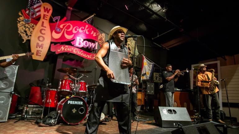 Rockin Dopsie Jr.在 Rock 'N' Bowl 酒吧演出,您可在这里一边与朋友和家人打保龄球,一边欣赏现场表演 Rockin Dopsie Jr.在 Rock 'N' Bowl 酒吧演出,您可在这里一边与朋友和家人打保龄球,一边欣赏现场表演