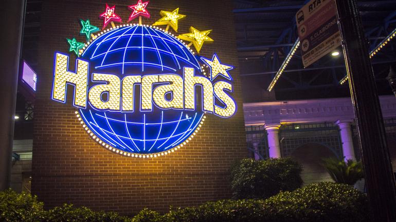 夜晚亮起的的哈拉斯标志