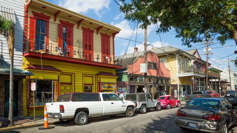 在马里尼近郊社区的法国人街，丰富多彩的法式和西班牙式建筑内设有大量咖啡馆和特色商店。