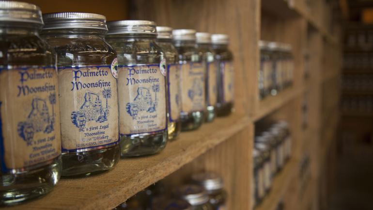 Palmetto Distillery 酒类商店展示柜里摆放的 Palmetto Moonshine 酒 Palmetto Distillery 酒类商店展示柜里摆放的 Palmetto Moonshine 酒