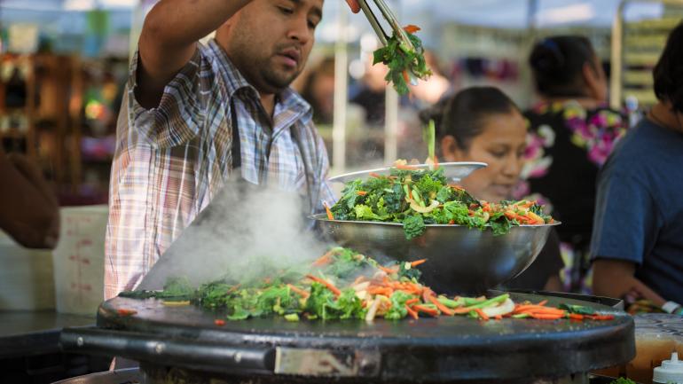 游览农贸市场是品尝新鲜当地美食的最佳方式