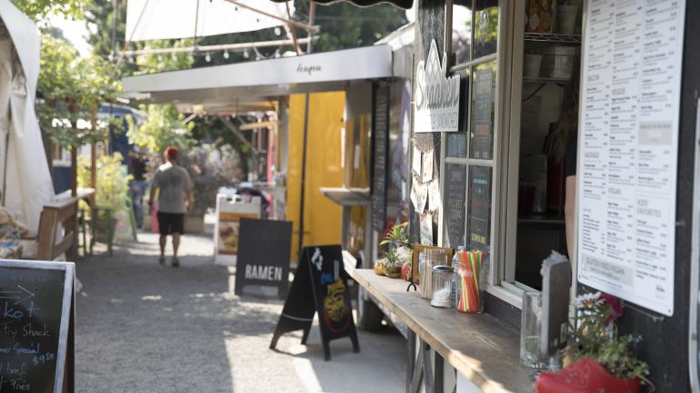 在 Division Food Carts 美食摊探索来自世界各地的风味美食