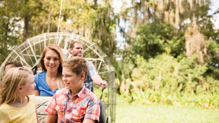 乘坐狂野佛罗里达汽艇开启汽艇之旅，与佛罗里达州的野生动物面对面亲密接触