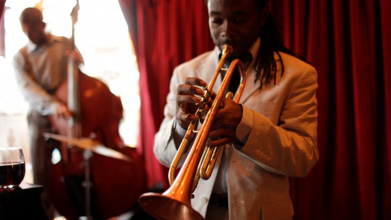 Peoples Health New Orleans Jazz Market 爵士市场的一位爵士长号手在登台演出前热身 Peoples Health New Orleans Jazz Market 爵士市场的一位爵士长号手在登台演出前热身