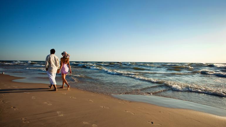 在密歇根州 100 个海滩中选择一个，度过休闲的一天