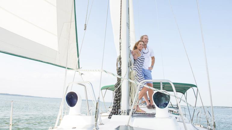 在帆船上放松休息，欣赏希尔顿黑德岛旖旎风光