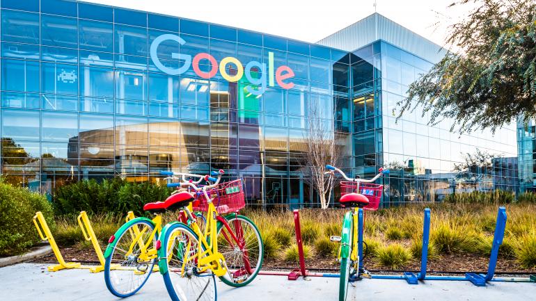 停在一座大楼前的 Googleplex 自行车 停在一座大楼前的 Googleplex 自行车