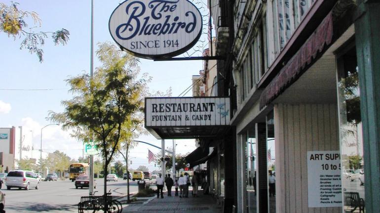 洛根市中心著名的 Bluebird Restaurant 餐厅 洛根市中心著名的 Bluebird Restaurant 餐厅