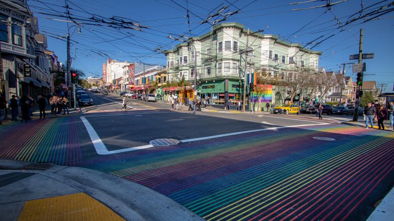 卡斯楚区的一条彩虹人行道