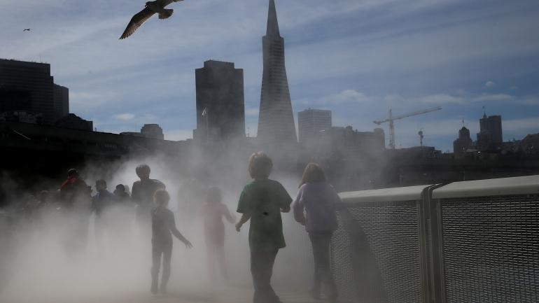 游客穿过探索博物馆的浓雾之桥