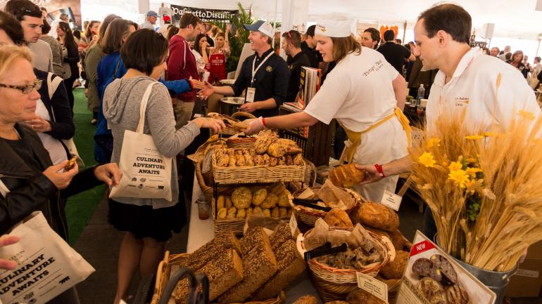 在查尔斯顿美酒美食节上游览美食村